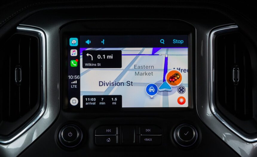 Waze tocmai a facut ca navigarea sa fie mai usoara si mai sigura in CarPlay